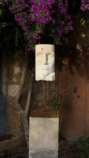 Escultura en piedra de Pasqual Àngel Girart Juan, arte contemporáneo en Mallorca.