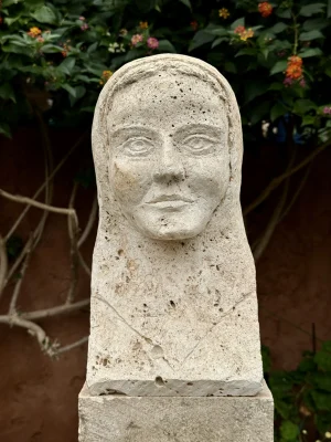 Escultura en piedra de Toni Girart Parrino, arte contemporáneo en Mallorca.